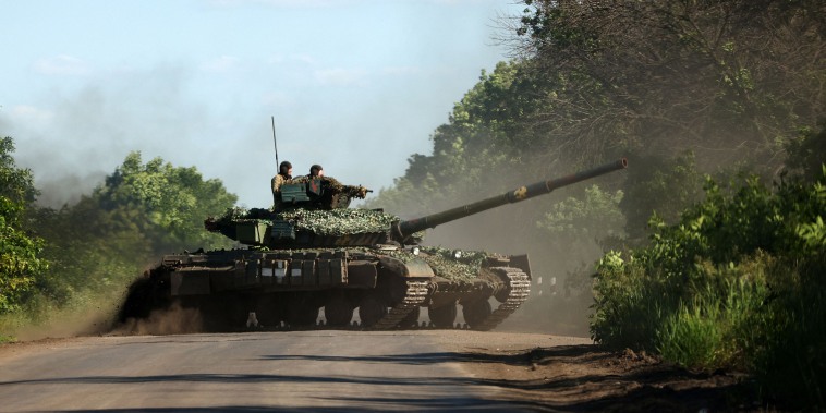 Militares ucranianos conducen un tanque en una carretera cerca de la línea del frente en la región de Donetsk el 5 de junio de 2023, en medio de la invasión rusa de Ucrania.