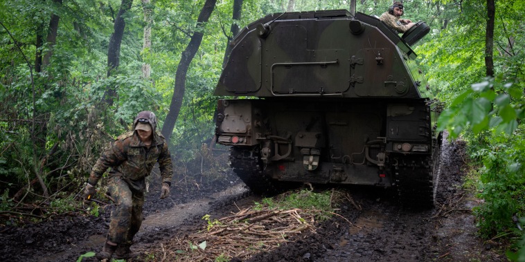 Una artillería autopropulsada alemana Panzerhaubitze 2000 del ejército ucraniano se dirige a su posición en la línea del frente cerca de Bakhmut, región de Donetsk, Ucrania, el sábado 27 de mayo de 2023.