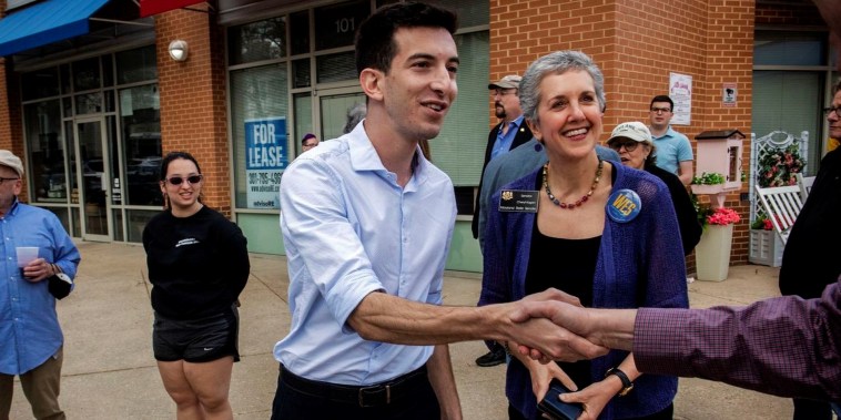 Joe Vogel, uruguayo estadounidense que fue electo delegado estatal por Maryland en noviembre de 2022, saluda a personas afuera de una librería en Gaithesburg, Maryland, mientras hace campaña en abril de 2022