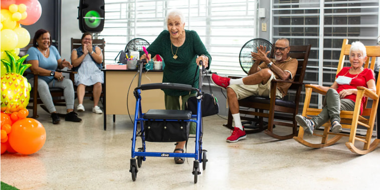 Julia Canals Solís, de 96 años, baila un bolero con su andador en un centro de para adultos mayores de Toa Baja, Puerto Rico, el 26 de mayo.