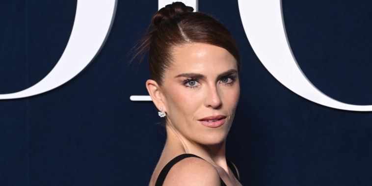 Karla Souza en el espectáculo Christian Dior Womenswear Otoño Invierno 2023-2024.