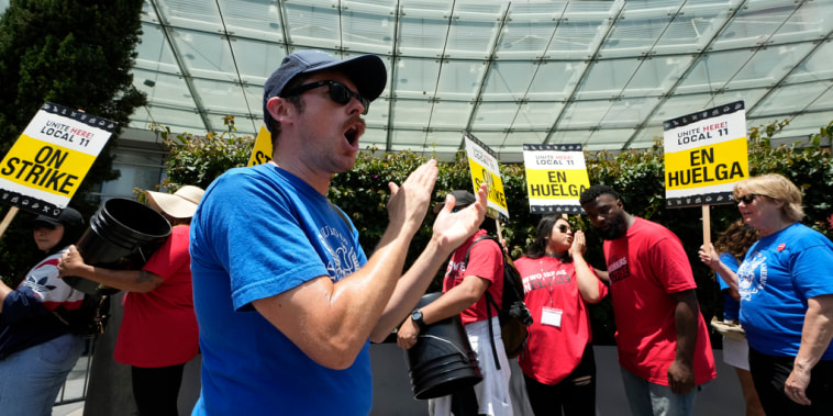 Los escritores de Hollywood, que han estado en huelga desde principios de marzo, apoyan el paro de los trabajadores frente al Residence Inn Marriott, en Los Ángeles, el lunes 3 de junio.
