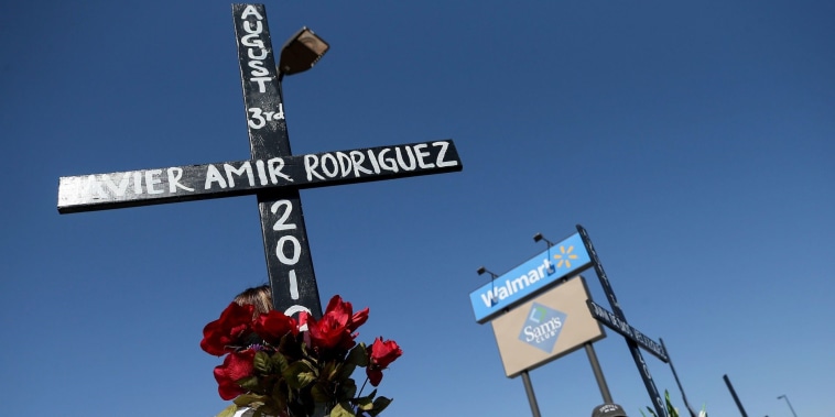 Una cruz en honor a Javier Amir Rodríguez, una de las víctimas del tiroteo en un Walmart de El Paso, Texas, en agosto de 2019