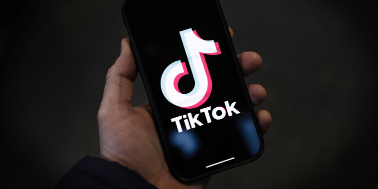 Un juez usó la plataforma TikTok para compartir videos polémicos desde su juzgado. 