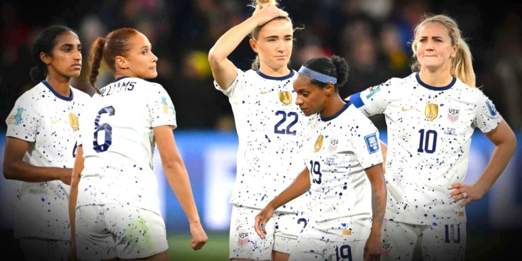 Las estadounidenses se lamentan tras la caída ante Suecia en Octavos de Final de la Copa Mundial Femenina 2023.