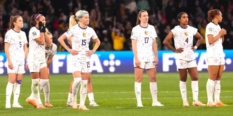 Las jugadoras de Estados Unidos tras la caída ante Suecia en los Octavos de Final de la Copa Mundial de la FIFA, en Melbourne, Australia.