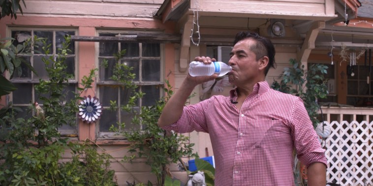 Oscar Rodríguez en su casa de Houston, Texas, el 28 de julio de 2023.