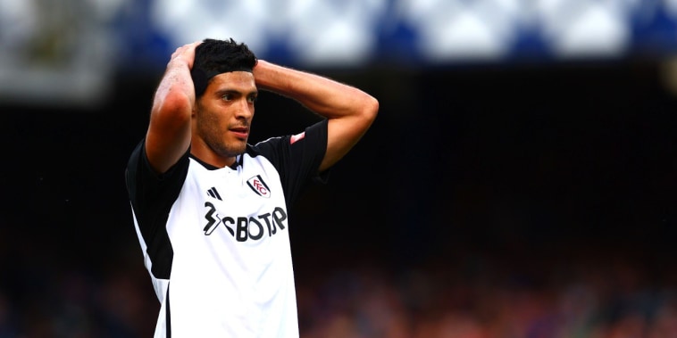El delantero mexicano sigue mostrando un gris rendimiento en la Premier League.