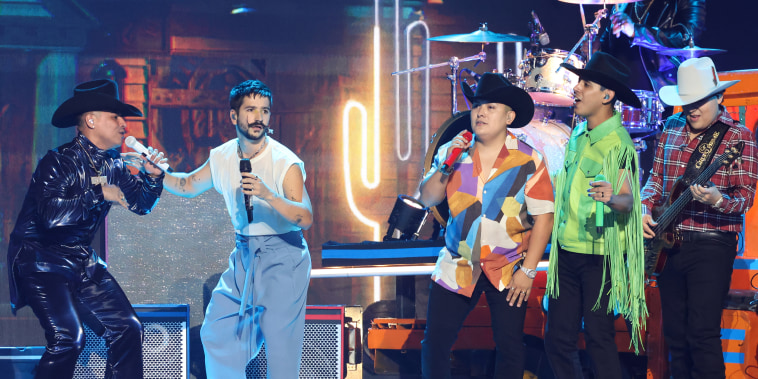 Grupo Firme y Camilo cantan en el escenario del Watsco Center en Coral Gables, Florida, en los Premios Billboard de la Música Latina 2022.