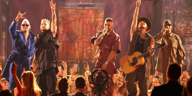 Manuel Turizo y Piso 21 cantando en el escenario de los Premios Billboard de la Música Latina 2022.