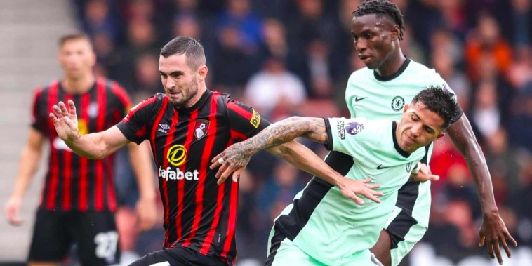 Lewis Cook (i) del Bournemouth escapa a la marca de Enzo Fernández, del Chelsea.