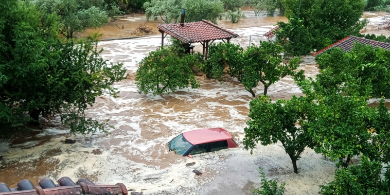 Greek police have ordered vehicles off the streets of the central town of Volos and the nearby mountain region of Pilion as a severe storm has hit the area, turning streets into flooded torrents.