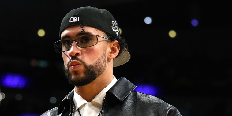 Bad Bunny courtside during the game between the Golden State Warriors and the Los Angeles Lakers, in Los Angeles
