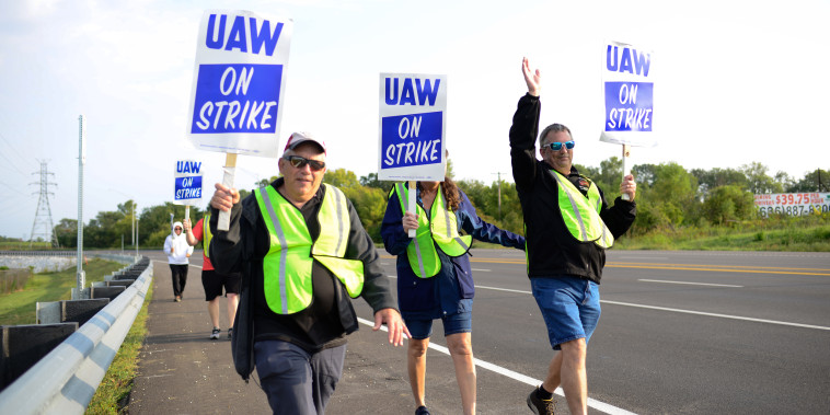 United Auto Workers members on a picket line outside the General Motors Wentzville Assembly Plant plant in Wentzville, Mo