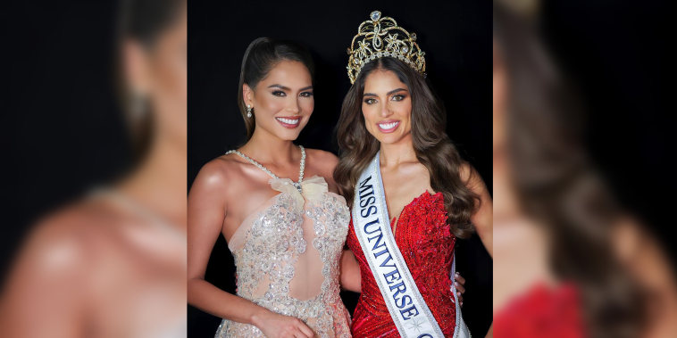 Andrea Meza y Camila Avella durante el certamen de Miss Universe Colombia 2023.