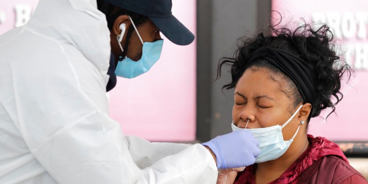 Una persona se somete a una prueba durante la pandemia de  COVID-19, en Nueva York, el lunes 20 de abril de 2020.

