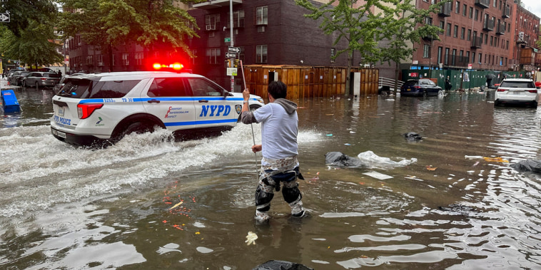 Un hombre limpia un drenaje en Brooklyn, Nueva York, el 29 de septiembre de 2023.
