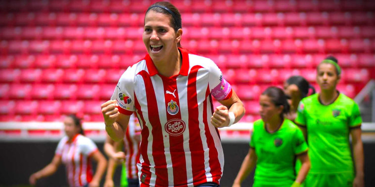 Alicia Cervantes celenta su segundo gol sobre Bravas de Juárez en el Estadio Akron. 