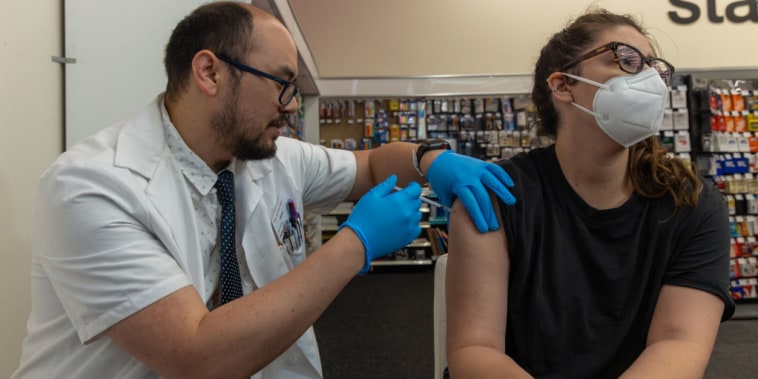 Una mujer recibe la nueva vacuna contra el COVID-19 en Los Ángeles, California, el 14 de septiembre de 2023.
