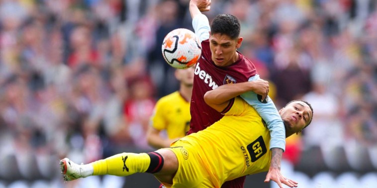 Edson Álvarez le gana un balón a Cameron Archer, en el duelo entre West Ham y Sheffield United en London Stadium.