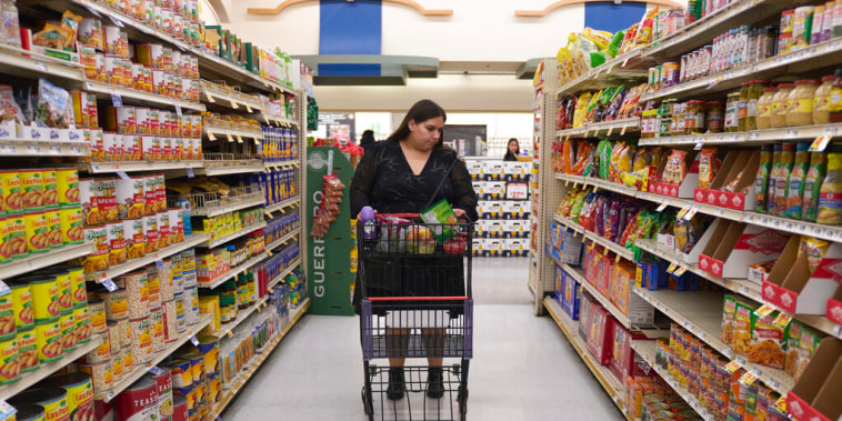 Jaqueline Benítez compraba alimentos en un supermercado de Bellflower, California, el lunes 13 de febrero de 2023.