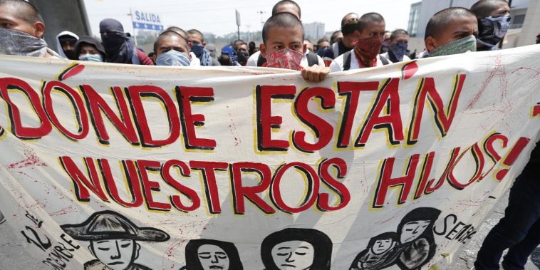 Estudiantes y familiares protestan por la desaparición de los 43 jóvenes normalistas de Ayotzinapa en el Campo Militar 1, el 21 de septiembre de 2023, en Ciudad de México.
