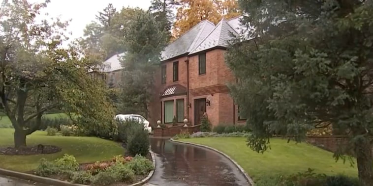 case story about A home in Manhasset, N.Y.