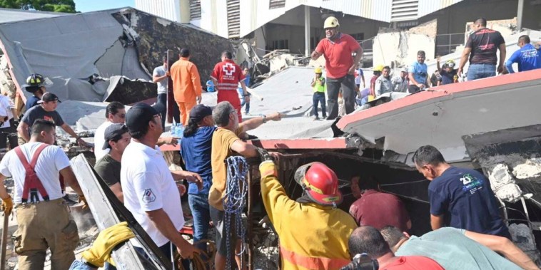 Rescatistas buscan a sobrevivientes entre los escombros de una iglesia cuyo techo se vino abajo el domingo 1 de octubre de 2023, en Ciudad Madero, México.