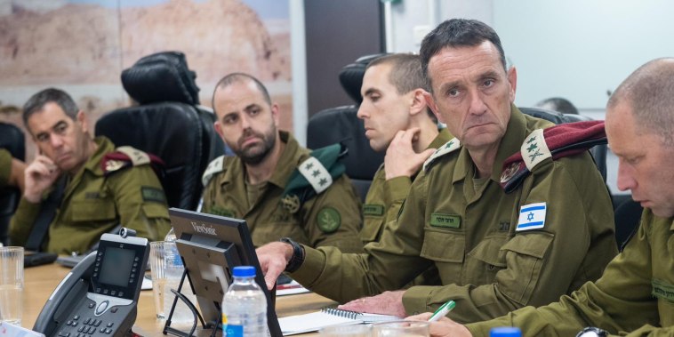 El ejército israelí publicó esta fotografía donde aparecen altos militares discutiendo sobre la guerra entre Israel y Hamas el domingo 8 de octubre. El general Nimrod Aloni se aprecia al fondo en el extremo izquierdo. 