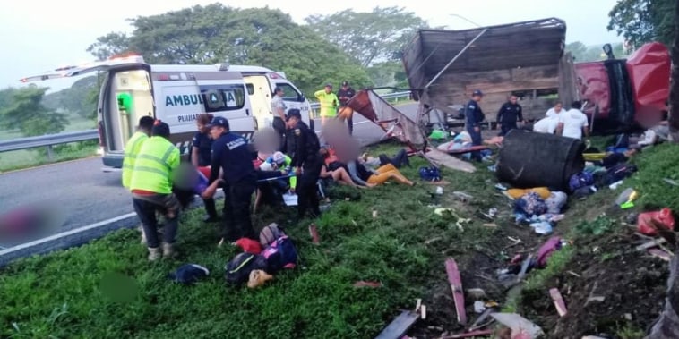 Cuerpos de rescate y policías en el lugar del accidente en Chiapas, México, el 1 de octubre de 2023.