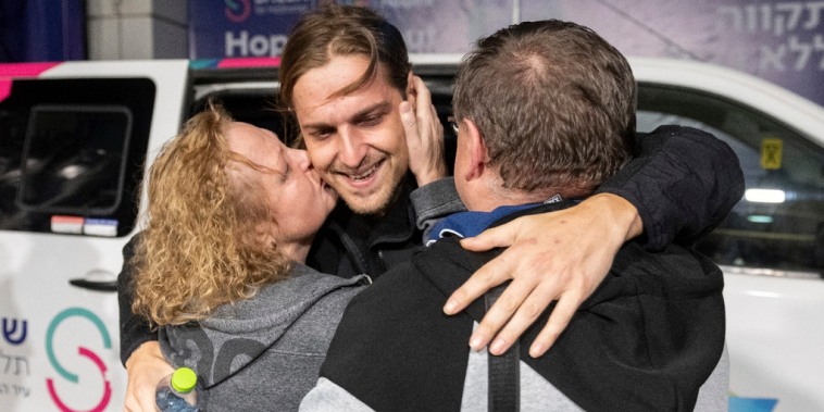 El joven Ron Krivoi se reúne con sus padres en el centro médico Sheba, en Israel, el domingo 26 de noviembre de 2023.
