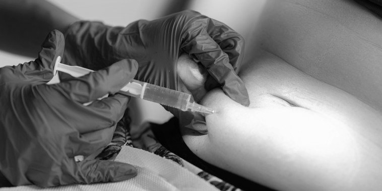 An injection for a lipolysis treatment on abdomen.