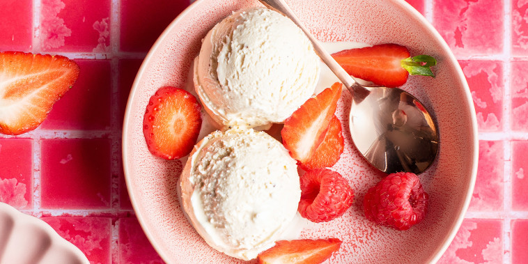 vanilla ice cream with fresh strawberries