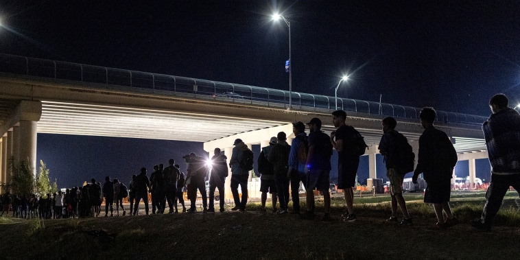 migrants queue line up border