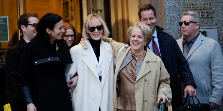 E. Jean Carroll (de blanco al centro) a su salida de la corte federal de Manhattan este viernes 26 de enero. A su derecha, la abogada Roberta Kaplan. 