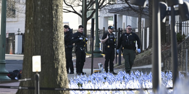 Agentes de policía en el área donde un hombre se prendió fuego frente a la embajada de Israel en Washington D.C. este domingo 25 de febrero.
