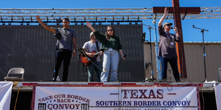 Personas nacionalistas cristianas rezan durante un evento del movimiento "Take Our Border Back" en Quemado, Texas, el 3 de febrero de 2024. 