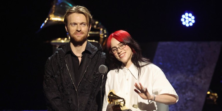 Finneas y Billie Eilish en la entrega de premios Grammy 2024