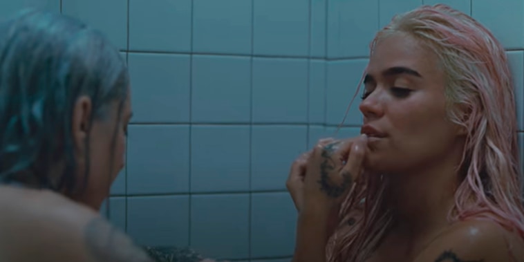 Karol G causa controversia con el video musical de 'Contigo'.