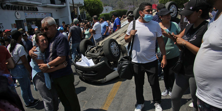 Familiares y pobladores bloquean unas calles el 28 de marzo, durante una protesta por el secuestro y asesinato de una niña de 8 años en Taxco, en el estado de Guerrero, México.
