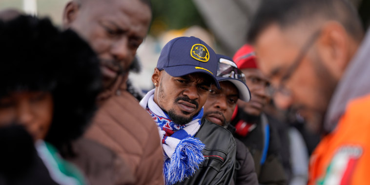 Inmigrantes con cita de la aplicación CBP One hacían fila en en Tijuana, México para solicitar asilo en EE.UU., el viernes 2 de febrero de 2024.