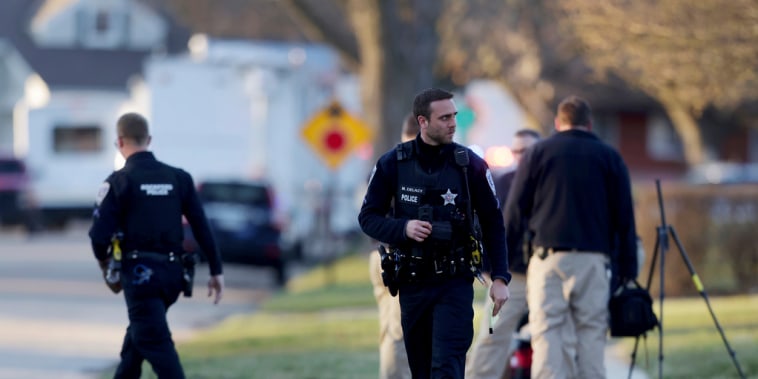 Policías investigan los apuñalamientos del 27 de marzo de 2024 en Rockford, Illinois, que dejaron varias personas muertas y otras heridas.