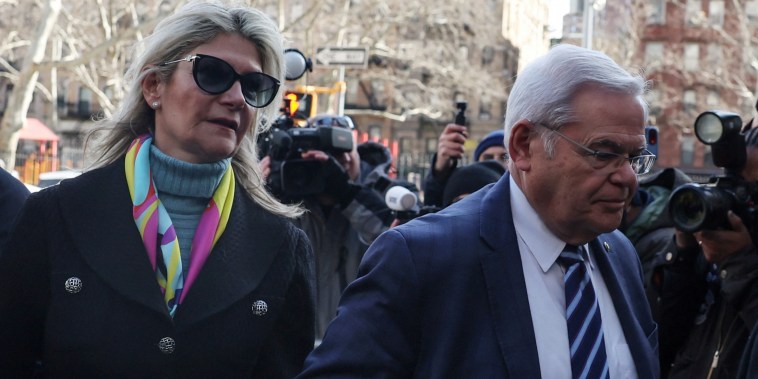 Bob Menéndez y su esposa llegan a la corte en la ciudad de Nueva York este 11 de marzo de 2024. 