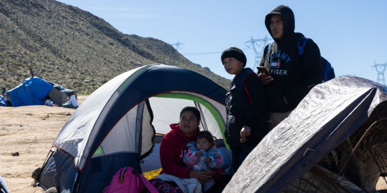 Migrantes esperan ser procesados por la Patrulla Fronteriza en campamento improvisado en Jacumba Hot Springs, San Diego, California. 
