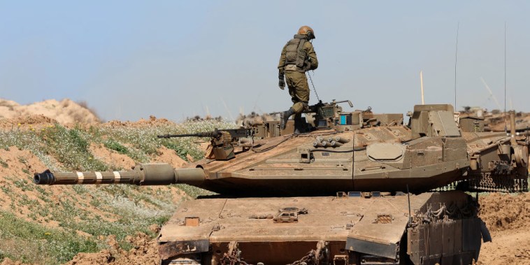 Un soldado israelí, encima de un tanque en el sur de Israel en la frontera con Gaza, el 15 de febrero de 2024.
