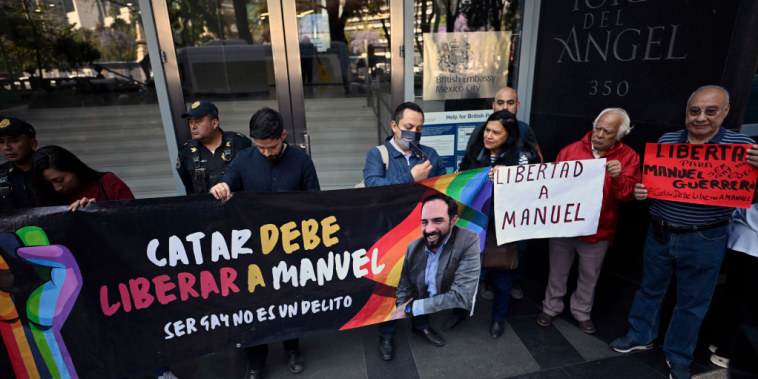 Familiares y amigos de Manuel Guerrero se manifiestan frente a la embajada de Gran Bretaña en la Ciudad de México, el 4 de marzo de 2024.
