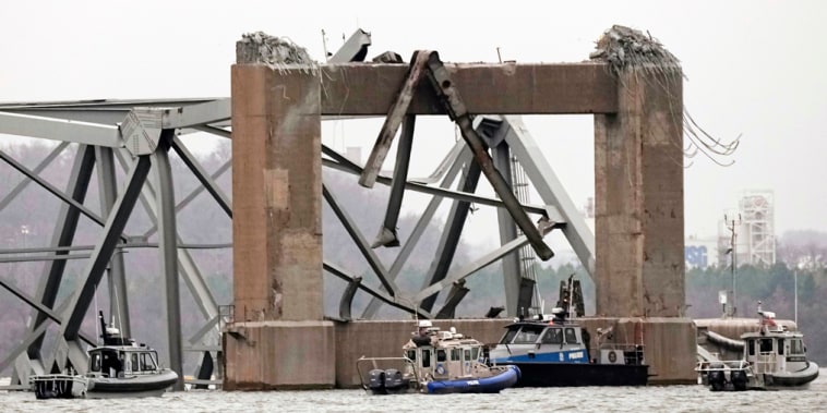 Botes de la policía de Baltimore en el sitio del colapso del puente, el 27 de marzo de 2024.