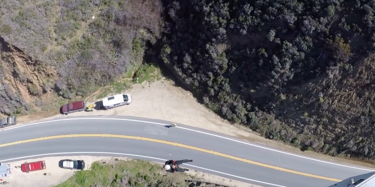 Captura de video de la operación de rescate del conductor que cayó por un acantilado en California.