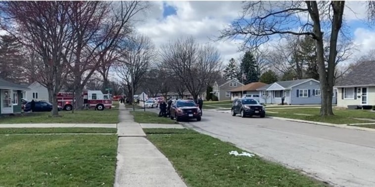 La policía de Rockfold, Illinois, responde a un ataque con puñal en una zona residencial, el 27 de marzo de 2024.