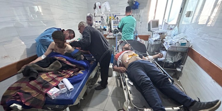 Palestinos heridos esperaban ayuda humanitaria mientras eran atendidos en el hospital Shifa de la ciudad de Gaza, el 29 de febrero de 2024. 